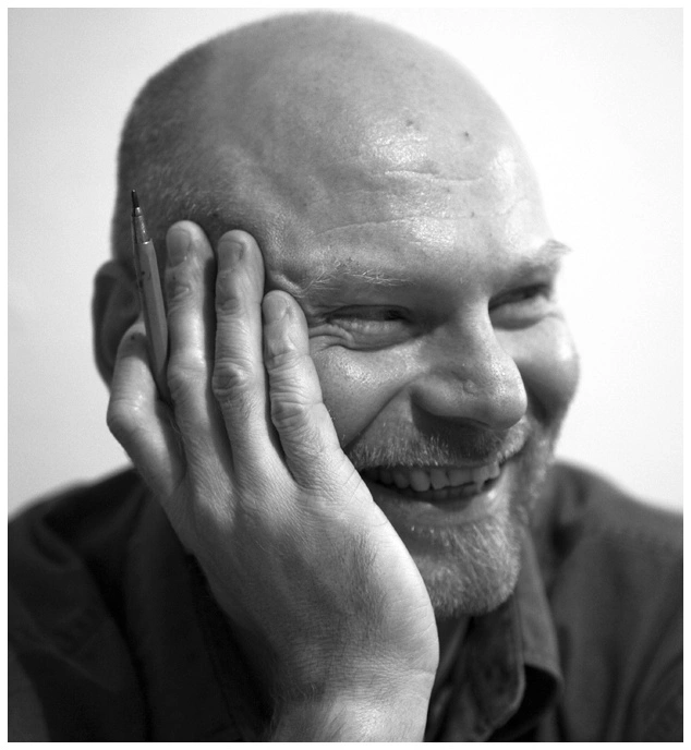 Portrét Petra Modlitby, českého malíře a ilustrátora pravěku