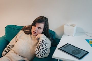 Osoba odpočívající na gauči, představující komunitu podporující dospělé s autismem.