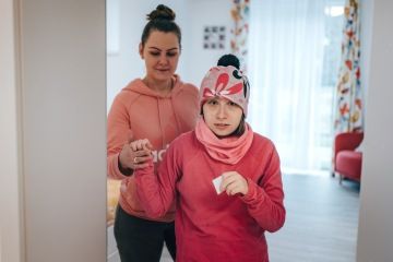 Dvě osoby představující komunitu podporující dospělé s autismem.