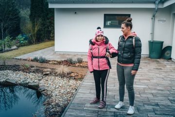 Skupina lidí s úsměvem, představující komunitu podporující dospělé s autismem.