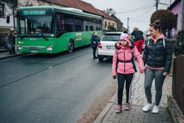 Skupina lidí s úsměvem, představující komunitu podporující dospělé s autismem.