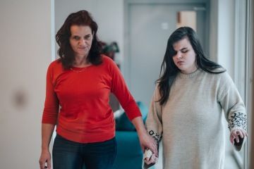 Dvě osoby, představující komunitu podporující dospělé s autismem.