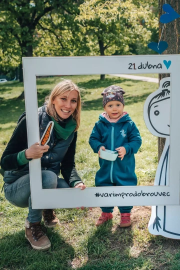 Matka a dítě fotící se u fotostánku organizace Tady to mám rád na festivalu Vařím pro dobrou věc.