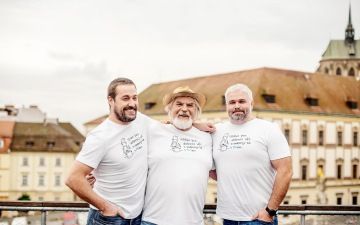 Skupina lidí na gastro festivalu 'Vařím pro dobrou věc', podporující dospělé s autismem.