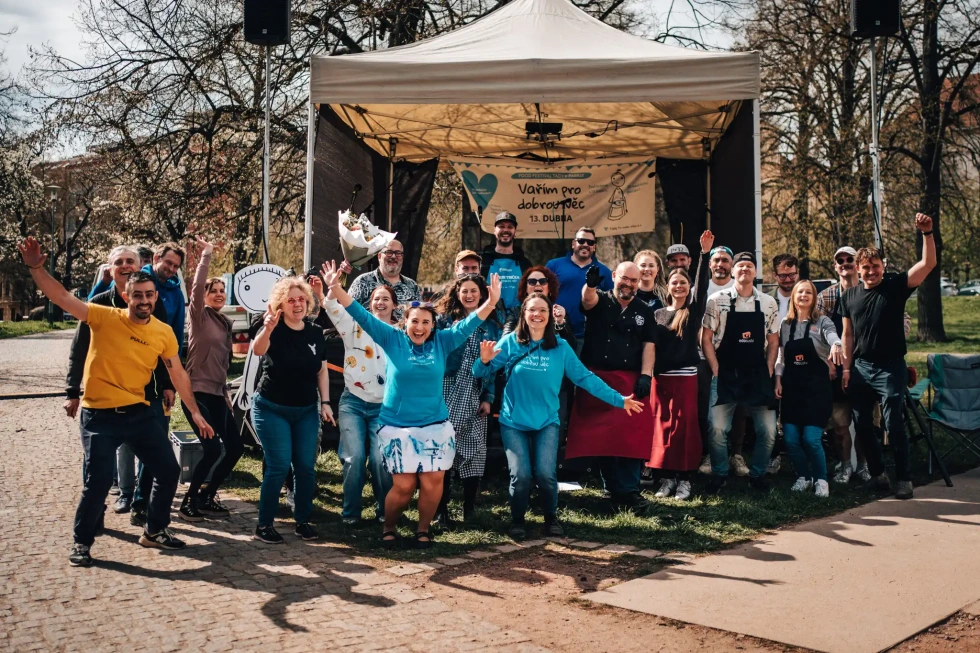 Skupina organizátorů a vystavovatelů festivalu pózuje před pódiem